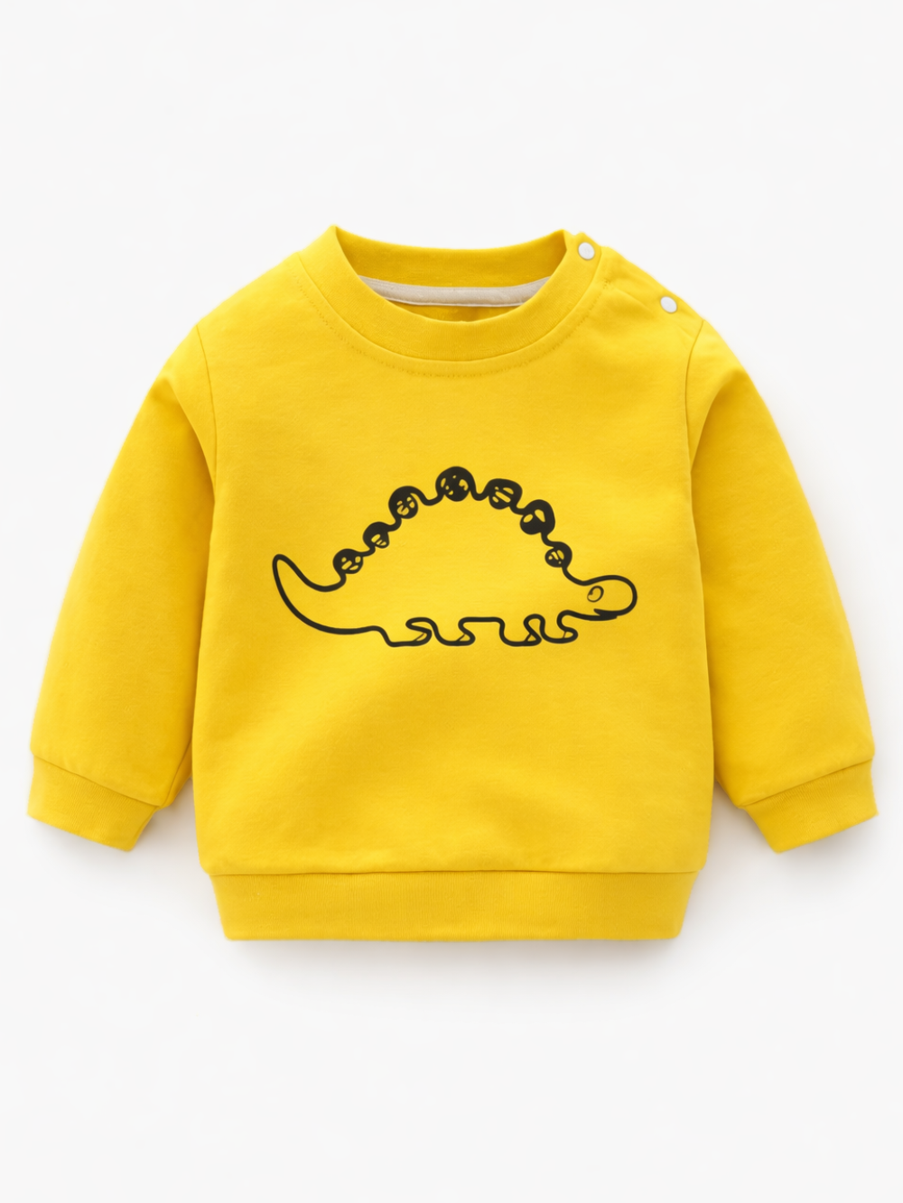 白背景の正面写真。イエローのベビー用長袖スウェット。胸元に恐竜（ステゴサウルス風）の黒いラインプリント、肩にスナップボタン付き。
