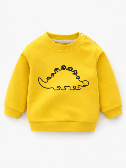 白背景の正面写真。イエローのベビー用長袖スウェット。胸元に恐竜（ステゴサウルス風）の黒いラインプリント、肩にスナップボタン付き。
