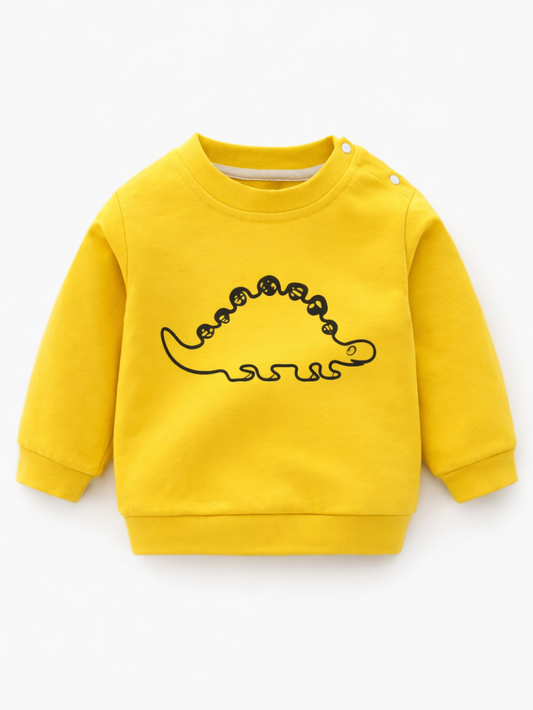 白背景の正面写真。イエローのベビー用長袖スウェット。胸元に恐竜（ステゴサウルス風）の黒いラインプリント、肩にスナップボタン付き。
