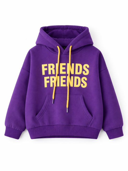 白背景の正面写真。パープルの子ども用パーカー。胸元にイエローの「FRIENDS FRIENDS」プリント、イエローのドローコード、カンガルーポケット付き。
