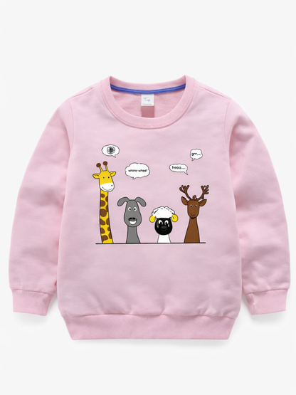 白背景の正面写真。ライトピンクの子ども用スウェット（長袖）。フロントにキリン・ロバ・ヒツジ・シカのイラストと吹き出しプリント、リブ襟・袖口・裾。
