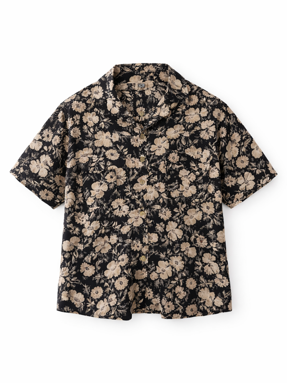 白背景の正面写真。ブラックベースにベージュの花柄プリントが入った半袖シャツ。開襟（オープンカラー）デザインで、フロントボタン留め。
