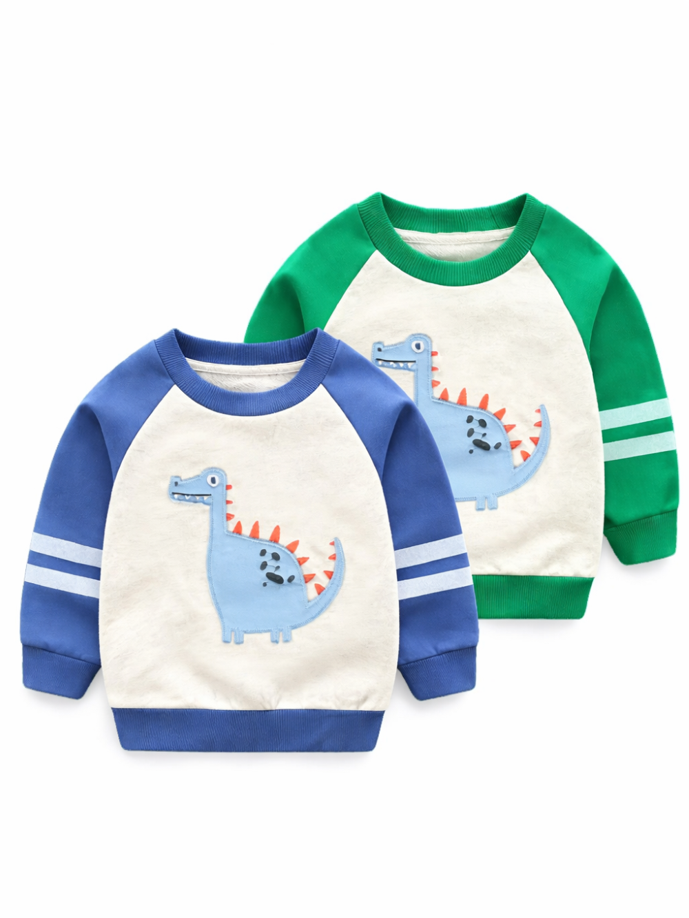恐竜アップリケ付きキッズ用ラグランスウェット2色セット。アイボリーの身頃に、ブルー袖（2本ライン）とグリーン袖（2本ライン）。フロントに水色の恐竜とオレンジのトゲ、黒い斑点デザイン。クルーネックで長袖。
