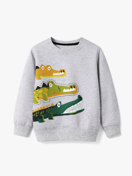 スリークロコダイル柄 キッズ長袖スウェット（杢グレー）正面商品画像、クルーネック、リブ袖口・裾、オレンジとライトグリーンとダークグリーンのワニイラストプリント付き
