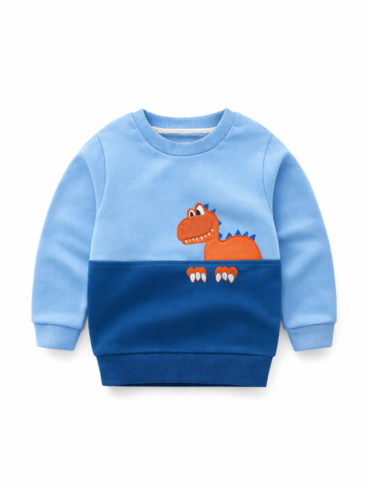 子ども用ツートーン長袖スウェット（ライトブルー×ネイビー）。フロントにオレンジの恐竜アップリケとブルーの背びれ・白い爪の刺繍。丸首リブ、袖口と裾はリブ仕様のプルオーバー。
