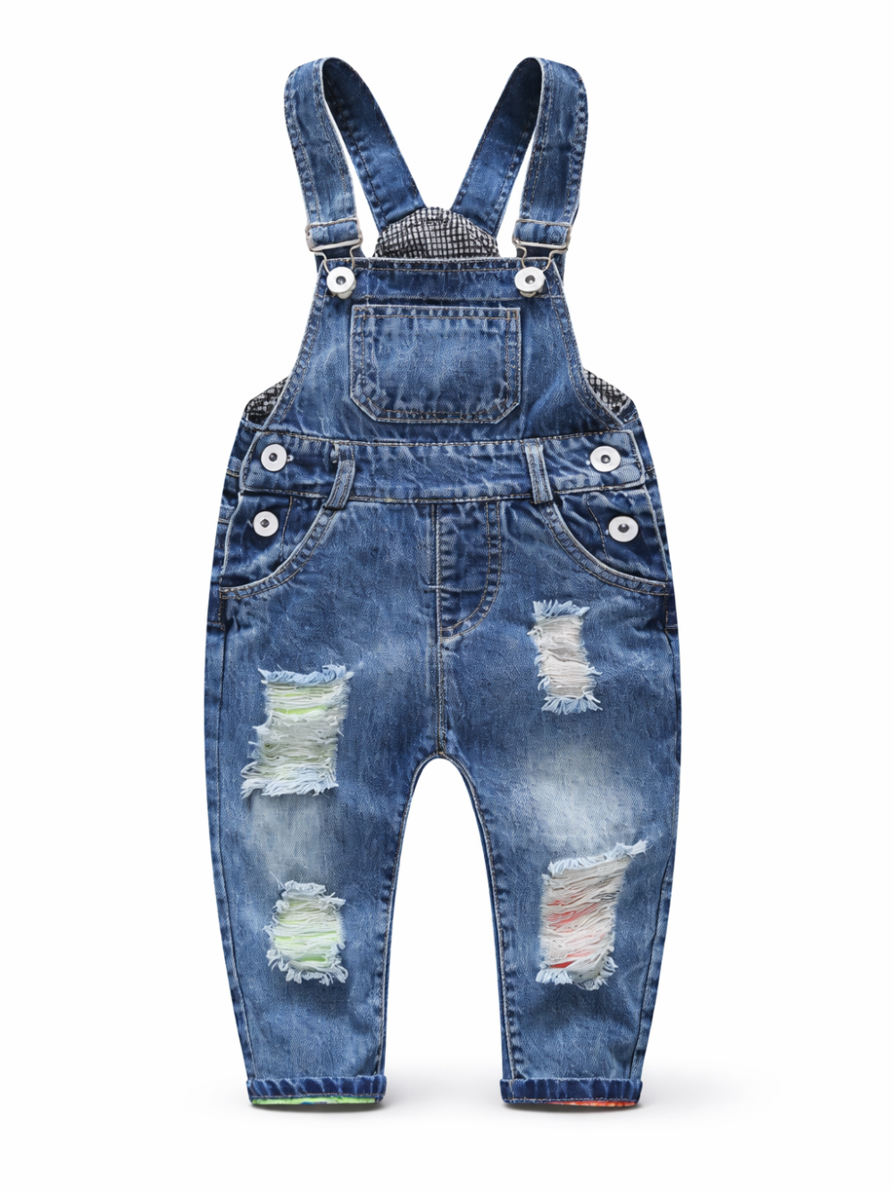 キッズ用ダメージ加工デニムサロペット。ミディアムブルーのウォッシュデニムに、調節できるショルダーストラップとメタルバックル、フロントポケットとサイドボタンを備えたデザイン。脚部分にダメージパッチが入り、裾にはさりげないカラーステッチがアクセント。
