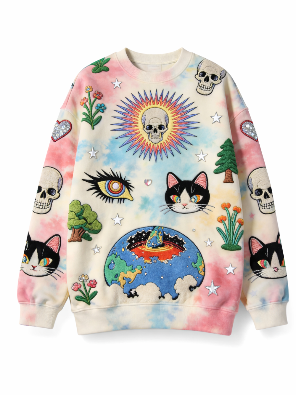 パステルタイダイ（ピンク・ブルー・クリーム）の長袖スウェット。フロントにスカルのサンバースト、猫の顔、目、地球モチーフ、星、花、木などの刺繍ワッペン装飾。クルーネック、リブ袖口・裾。白背景の商品単体画像。
