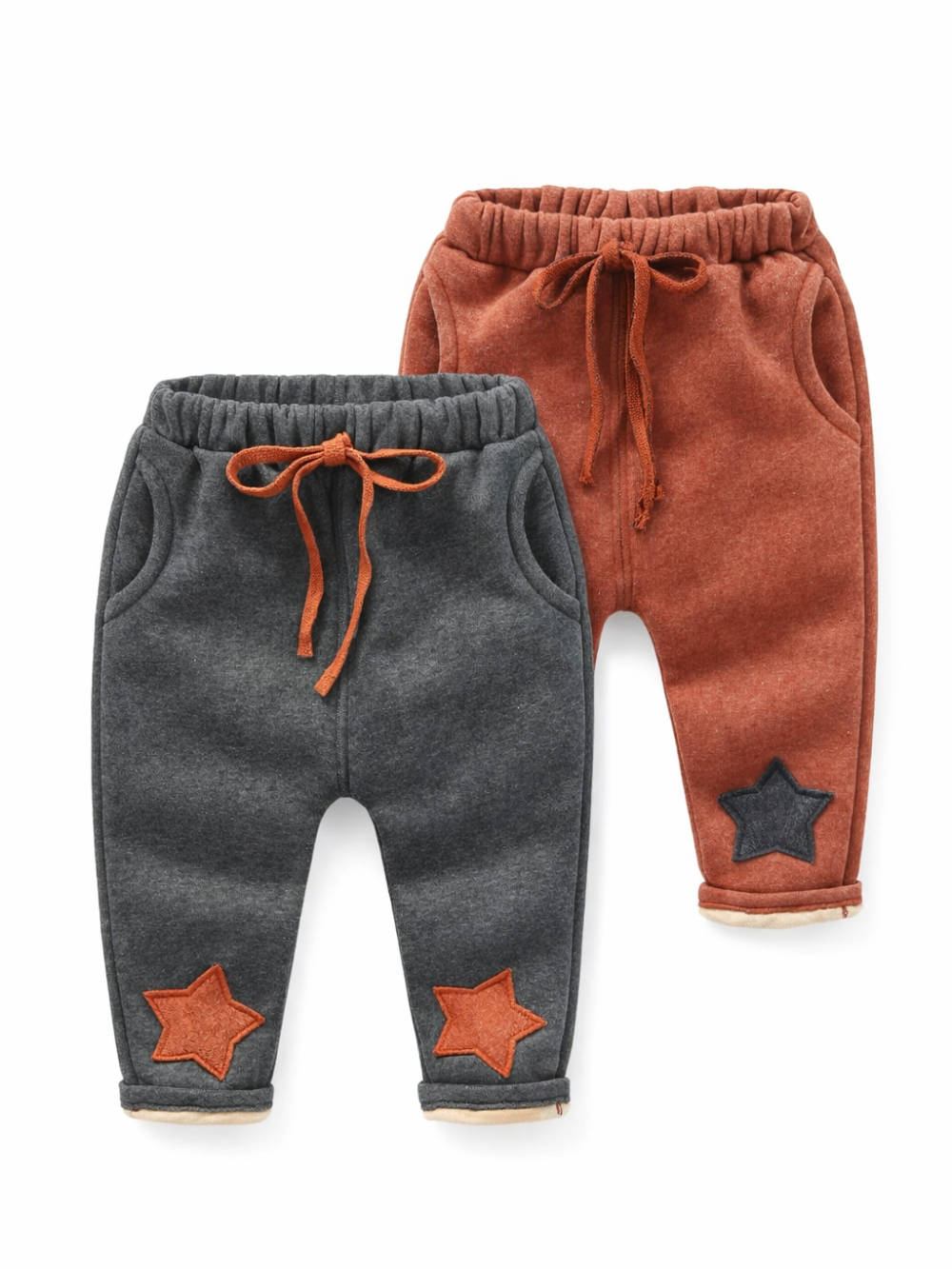 キッズ用あったかジョガーパンツ2色セット。チャコールグレーとレンガ色で、ウエストはゴム＋紐付き、サイドポケット付き。裾付近に星型ワッペン（グレーはオレンジ、レンガ色はネイビー）が付いたデザイン。白背景の商品単体画像。
