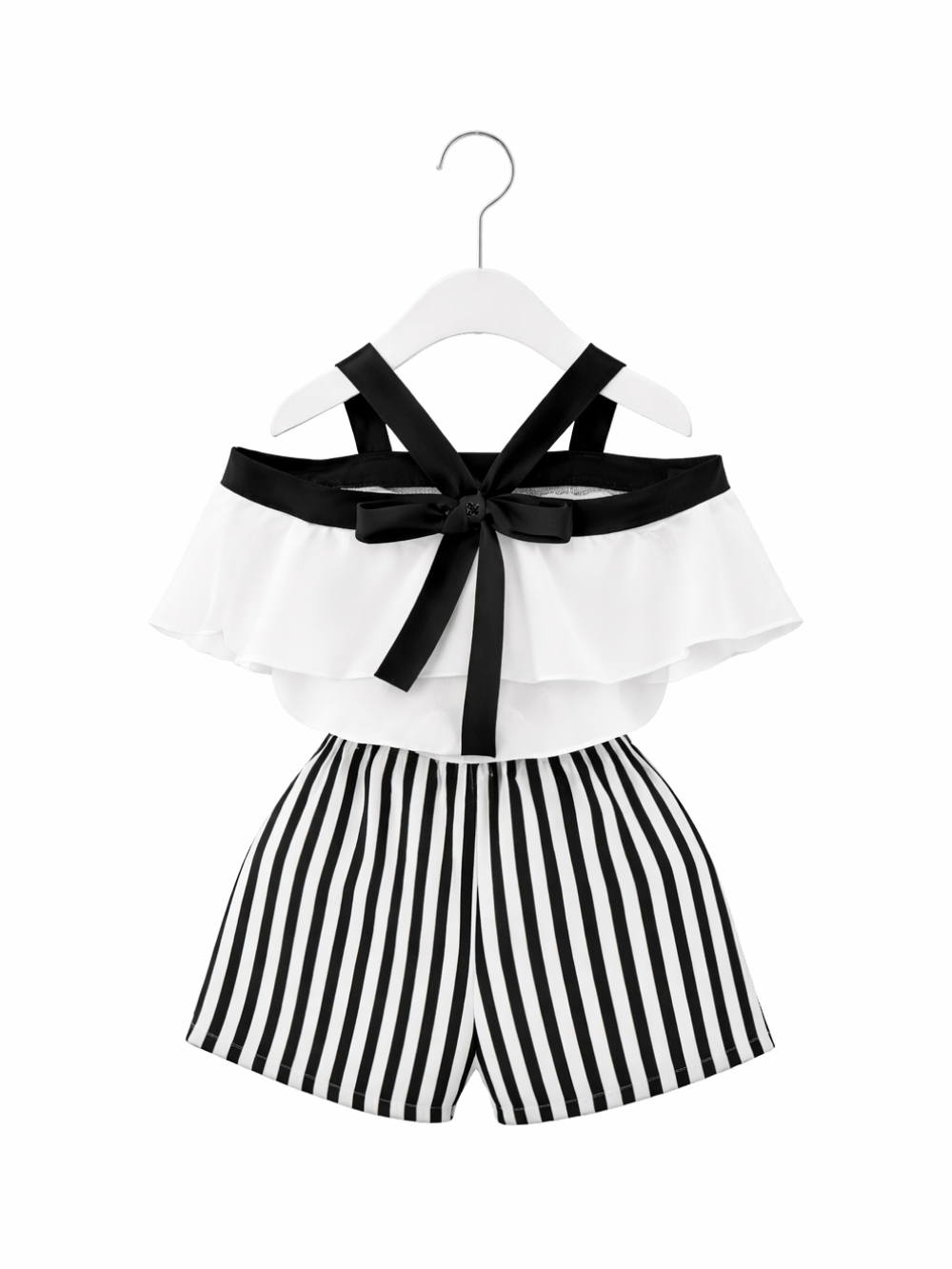 ガールズ用2点セット。ホワイトのオフショルダーフリルトップスにブラックのストラップ＆リボン付き。ボトムはブラック×ホワイトの縦ストライプショートパンツ（ウエストゴム）。ハンガー掛け、白背景の商品画像。
