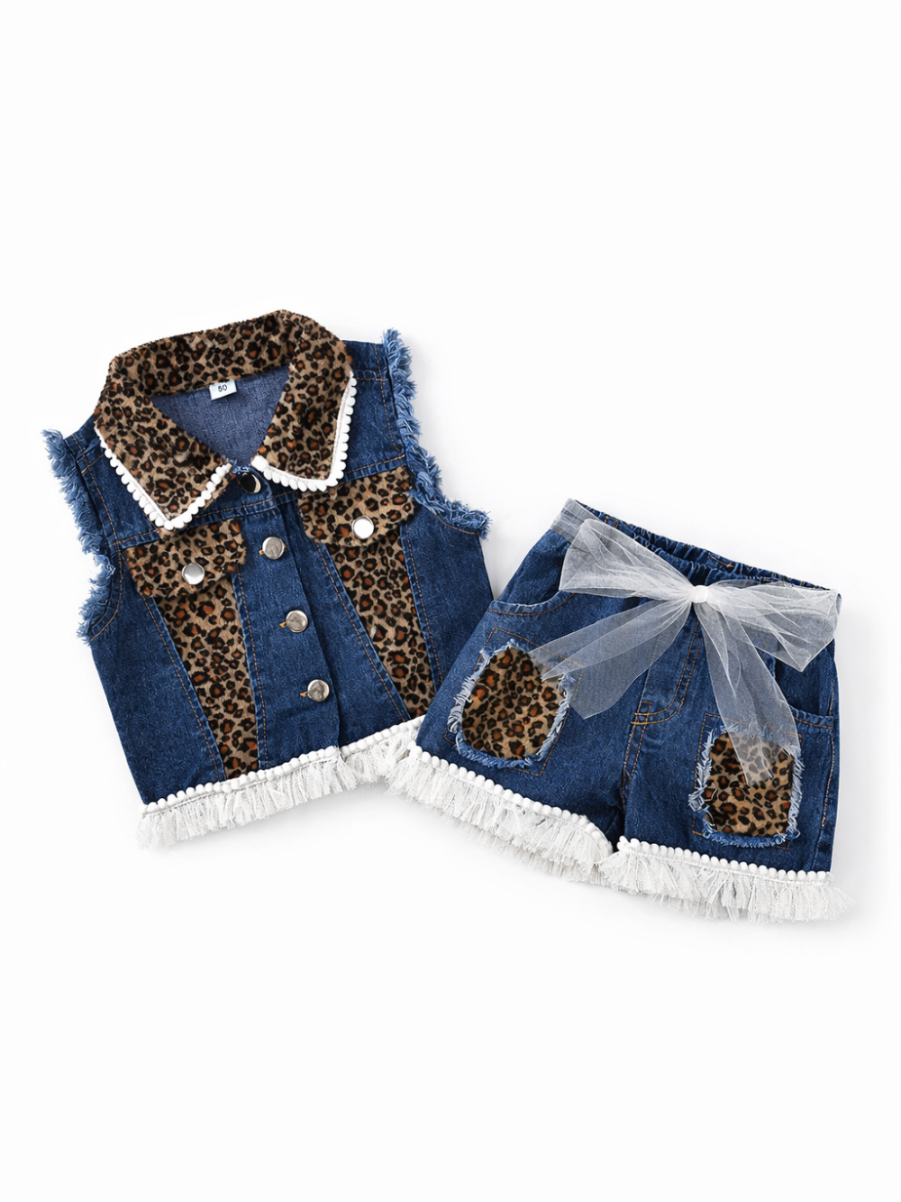 子ども用デニムベスト＆ショートパンツの2点セット。ベストはノースリーブでフリンジ加工、レオパード柄の襟と前立て、メタルボタン付き。ショートパンツはレオパード柄ポケットとウエストのチュールリボン、裾にフリンジとパール風トリムをあしらったデザイン。カラーはデニムブルー×レオパード×ホワイト。
