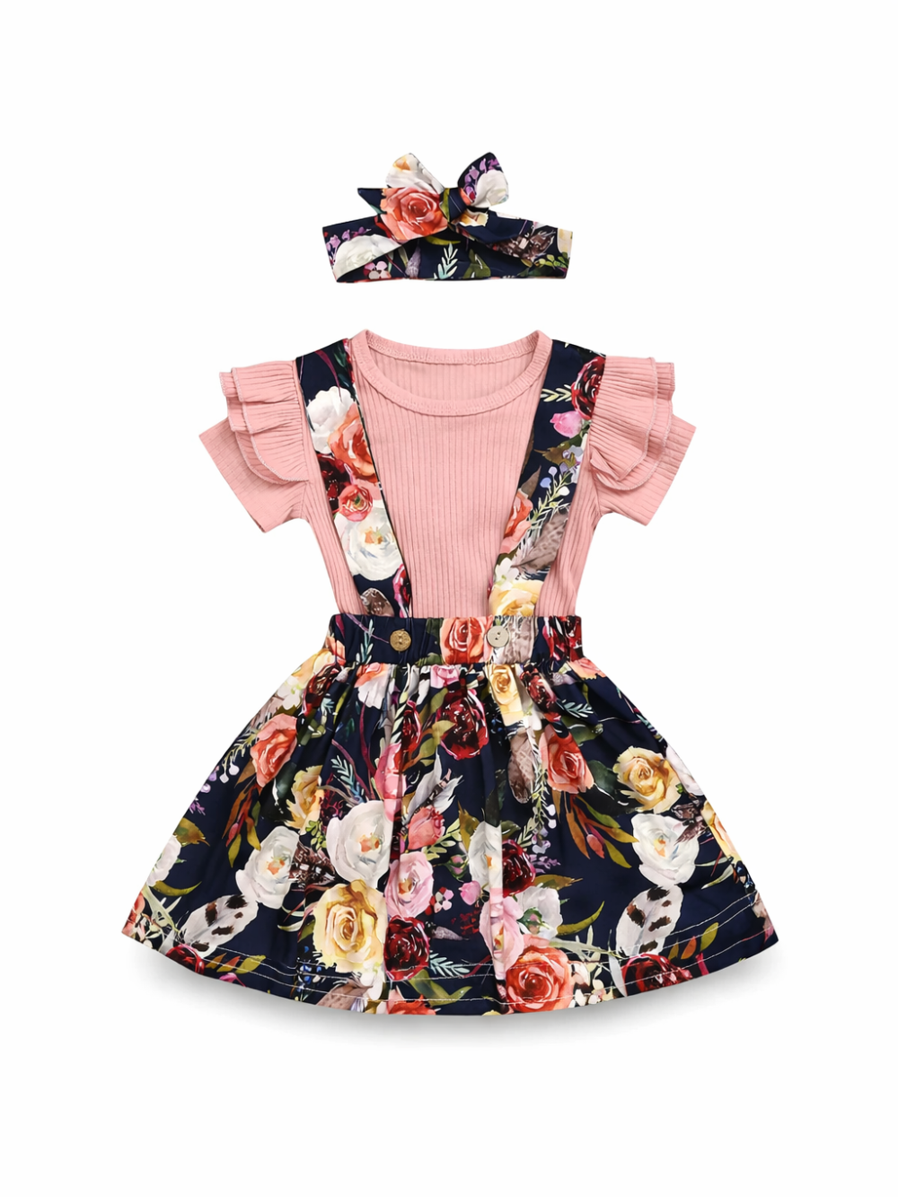 ピンクのリブ半袖トップスと、ネイビー地の花柄サスペンダースカート、同柄リボンヘアバンドの3点セット。フリル袖とフロントボタンがポイントのベビー・キッズ向けコーディネート。
