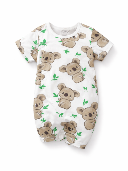 コアラ柄プリントのベビー半袖ロンパース。ホワイト地にブラウンのコアラとグリーンの葉っぱモチーフが散りばめられた、やさしい雰囲気のカジュアルウェア。
