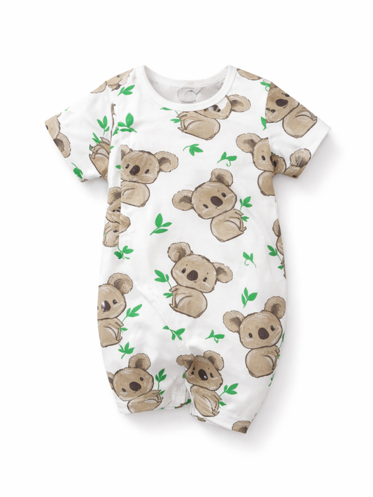 コアラ柄プリントのベビー半袖ロンパース。ホワイト地にブラウンのコアラとグリーンの葉っぱモチーフが散りばめられた、やさしい雰囲気のカジュアルウェア。
