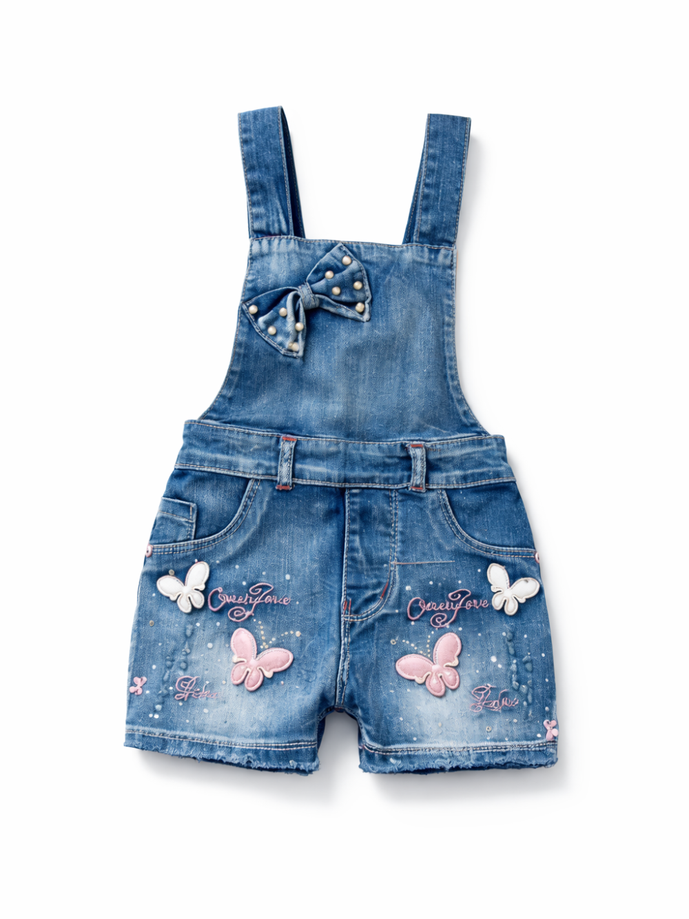 女の子用デニムサロペットショートパンツ。パール付きデニムリボン、蝶モチーフのワッペンと刺繍デザイン、ほどよい色落ち加工で可愛くカジュアルに着られる一枚。
