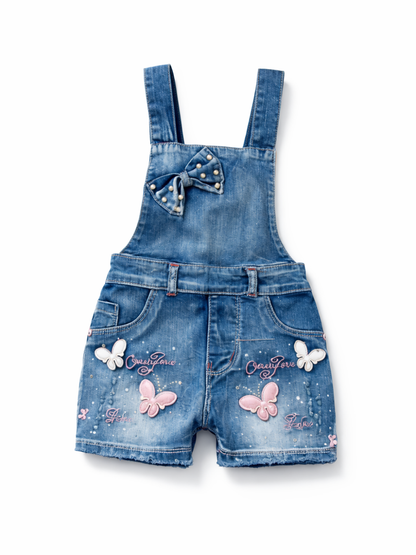 女の子用デニムサロペットショートパンツ。パール付きデニムリボン、蝶モチーフのワッペンと刺繍デザイン、ほどよい色落ち加工で可愛くカジュアルに着られる一枚。
