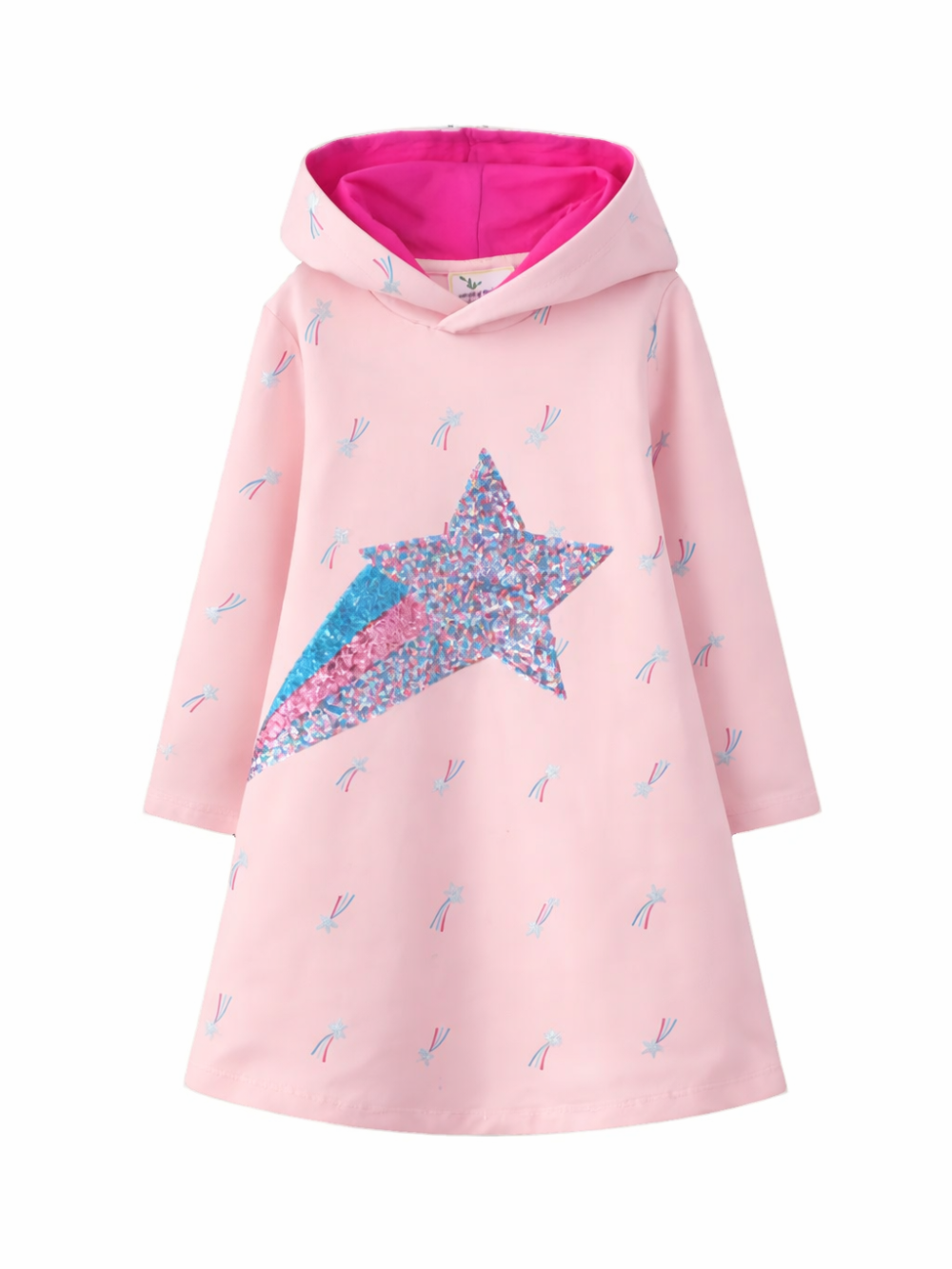 女の子用ピンクのフード付き長袖ワンピース。フード裏はビビッドピンク、胸元にラメの流れ星アップリケ、全体に小さなスター柄プリント入りのAラインデザイン。
