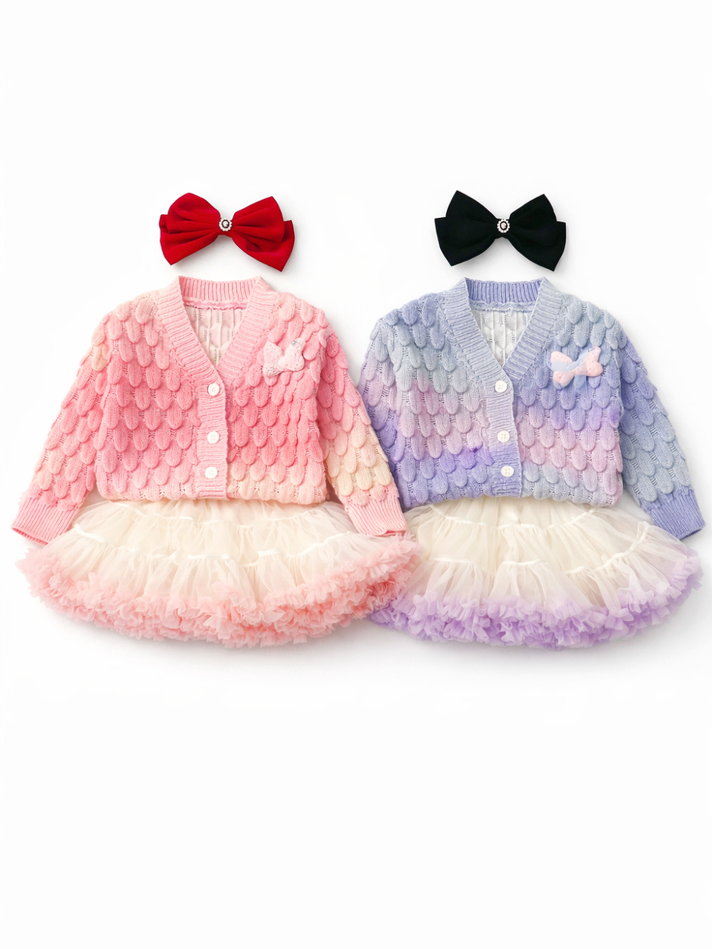 白いスタジオ背景で並べて撮影した、女の子用2点コーデ×2セット。左はピンクのグラデーションニットカーディガンとピンク系チュチュスカート、右はブルー〜ラベンダーのグラデーションニットカーディガンとラベンダー系チュチュスカート。上部に赤と黒のリボンヘアアクセが付いたセット全体のカタログ写真。
