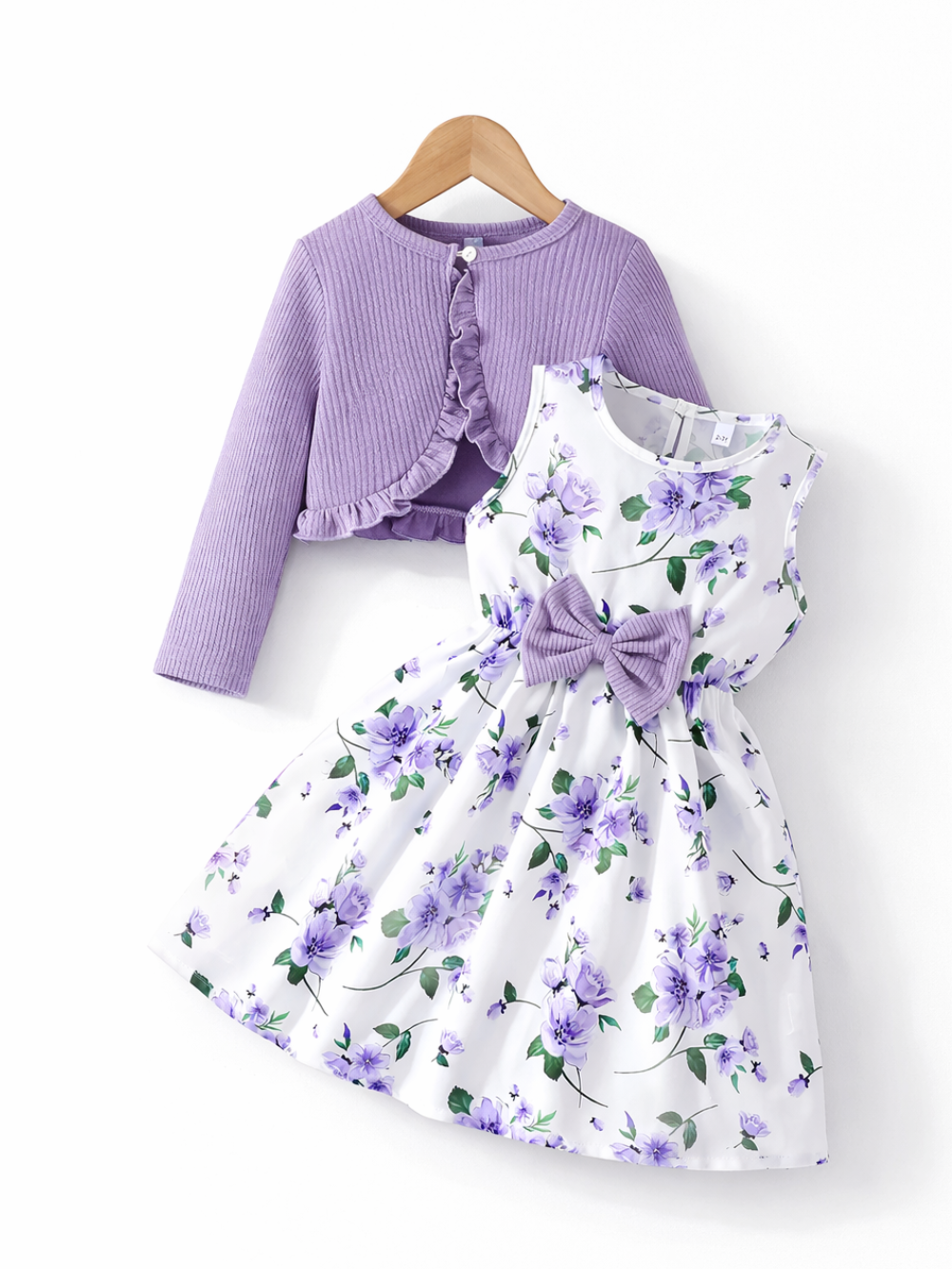 白地に紫の花柄が映える女の子用ワンピースと、ラベンダー色のリブカーディガンの2点セット。ウエストに大きなリボン付きのノースリーブワンピースと、フリル縁の長袖ボレロ風カーディガン。
