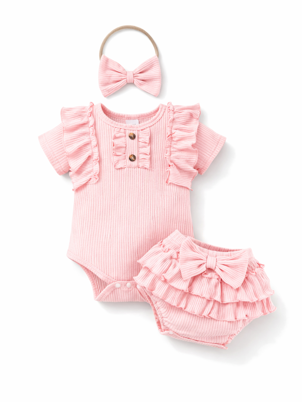 ベビーピンクのリブ素材ロンパース3点セット。フリル袖と木調ボタン付きの半袖ボディスーツ、フリル＆リボン付きブルマ、同色リボンのヘアバンド。
