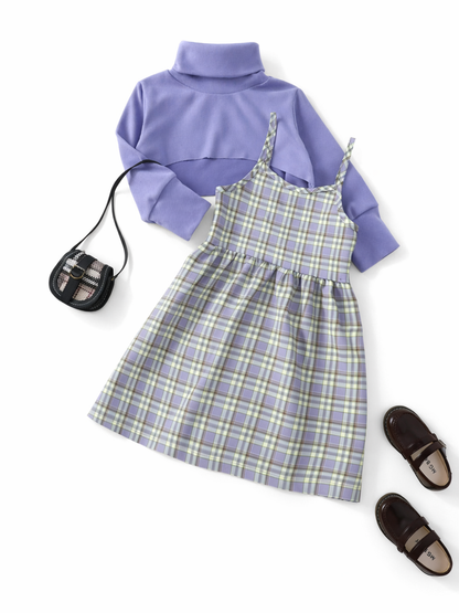 ラベンダー色のタートルネック長袖トップスと、紫×グレー系チェック柄のキャミソールワンピースの女の子用2点セット。
