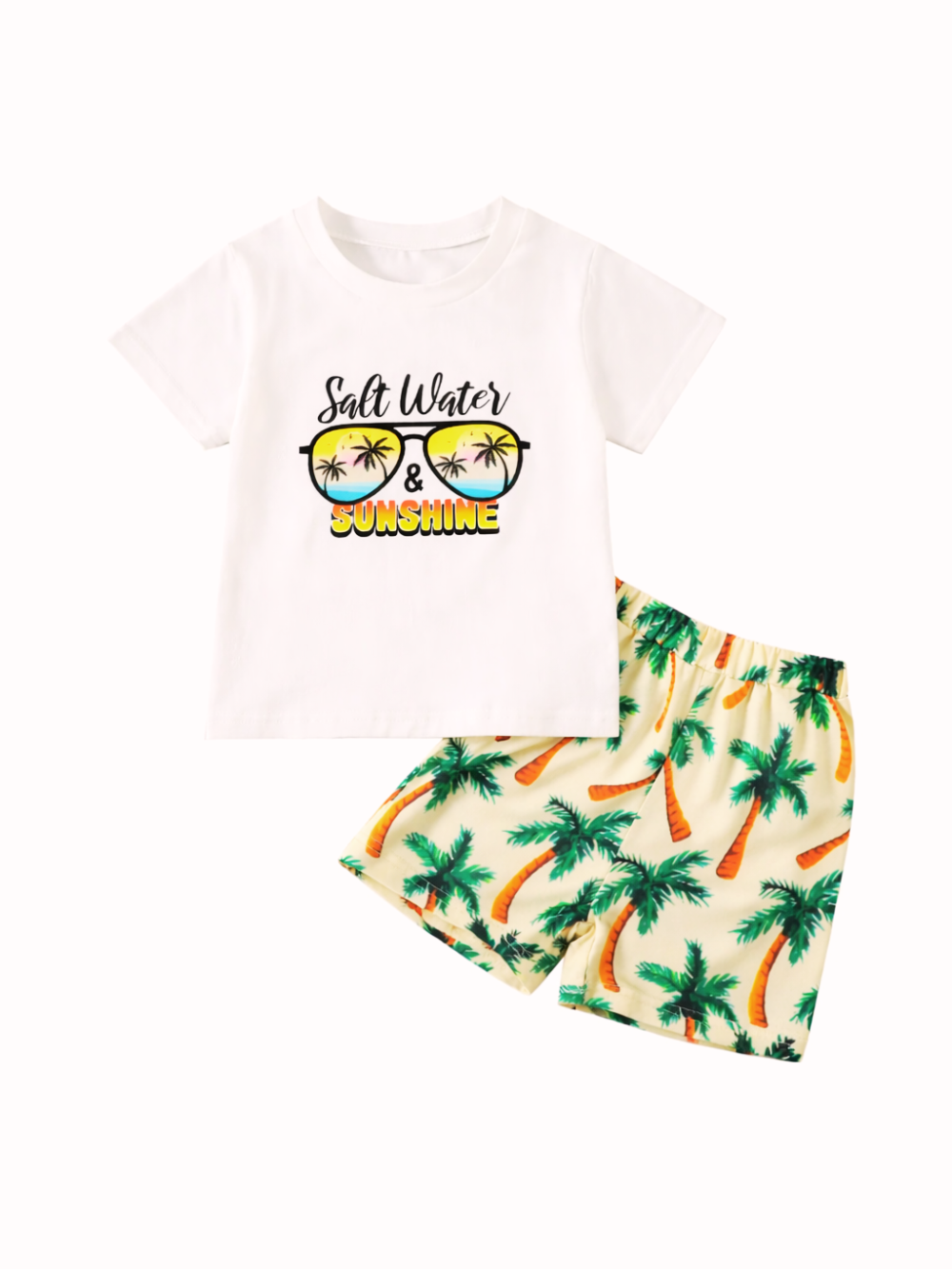 白Tシャツとヤシ柄ショートパンツのキッズ2点セット。Tシャツは「Salt Water & SUNSHINE」とサングラスのプリント入り、パンツはベージュ地にヤシの木柄でウエストゴム仕様。
