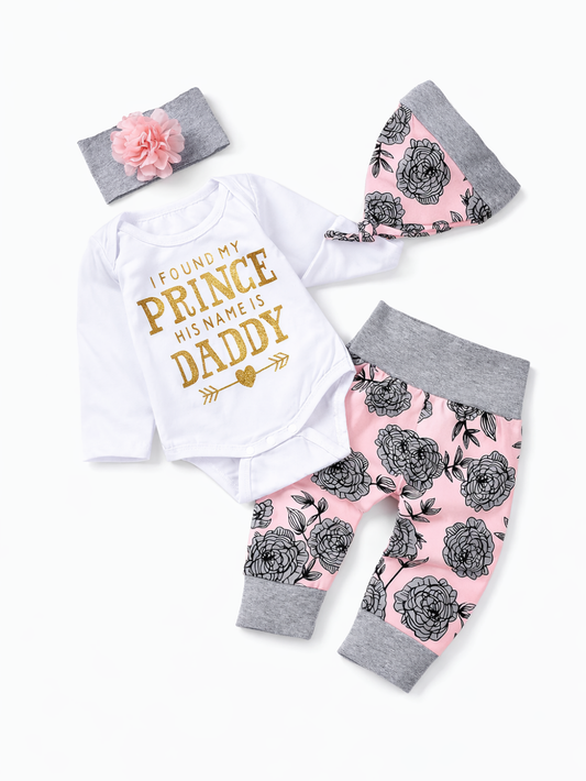 ベビー用ロンパース＆パンツ＆帽子＆ヘアバンドの4点セット。白の長袖ロンパースにゴールド文字プリント、ピンクの花柄パンツにグレーのウエスト＆裾リブ、同柄の帽子と花付きヘアバンド付き。普段着やギフトに。
