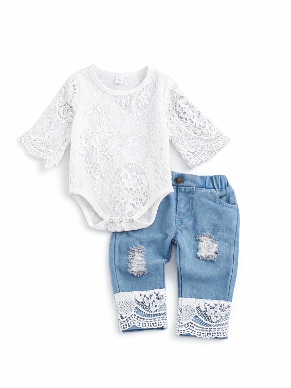 ベビー用レースロンパース＆デニムパンツの2点セット。総レースの長袖ロンパース（裾スナップ付き）と、ライトブルーのダメージデニム風パンツ（裾レーストリム）で、上品なコーデが完成。
