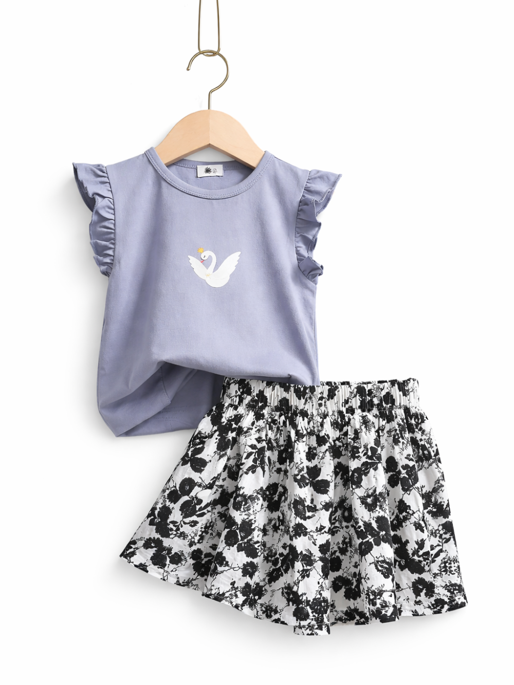 ガールズ用トップス＆スカートの2点セット。フリル袖のグレー系ノースリーブトップ（白鳥プリント）と、ウエストゴムのブラック×ホワイト花柄フレアスカートで、上品なコーデが完成。
