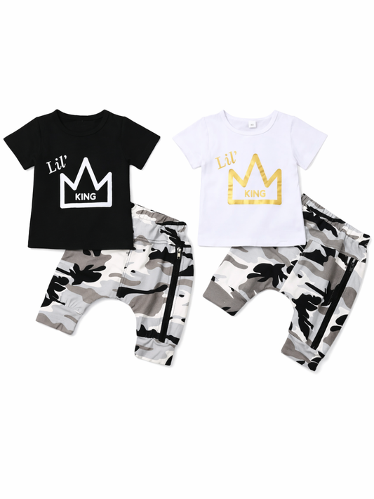 「Lil’ KING」キッズ上下セット（半袖Tシャツ＋迷彩ジョガーパンツ）｜ブラックTシャツ×グレー迷彩パンツ／ホワイトTシャツ×グレー迷彩パンツ、クラウンロゴ＆サイドジッパー付き、白背景のフラットレイ