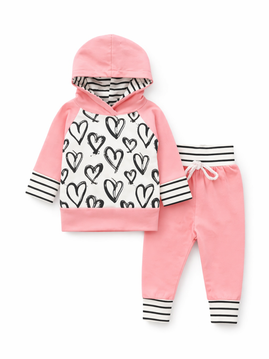 ベビー ガールズ 2点セット（ハート柄フード付きトップス＋ジョガーパンツ）ピンク｜ボーダー袖口・裾、ウエスト紐付き、白背景のフラットレイ