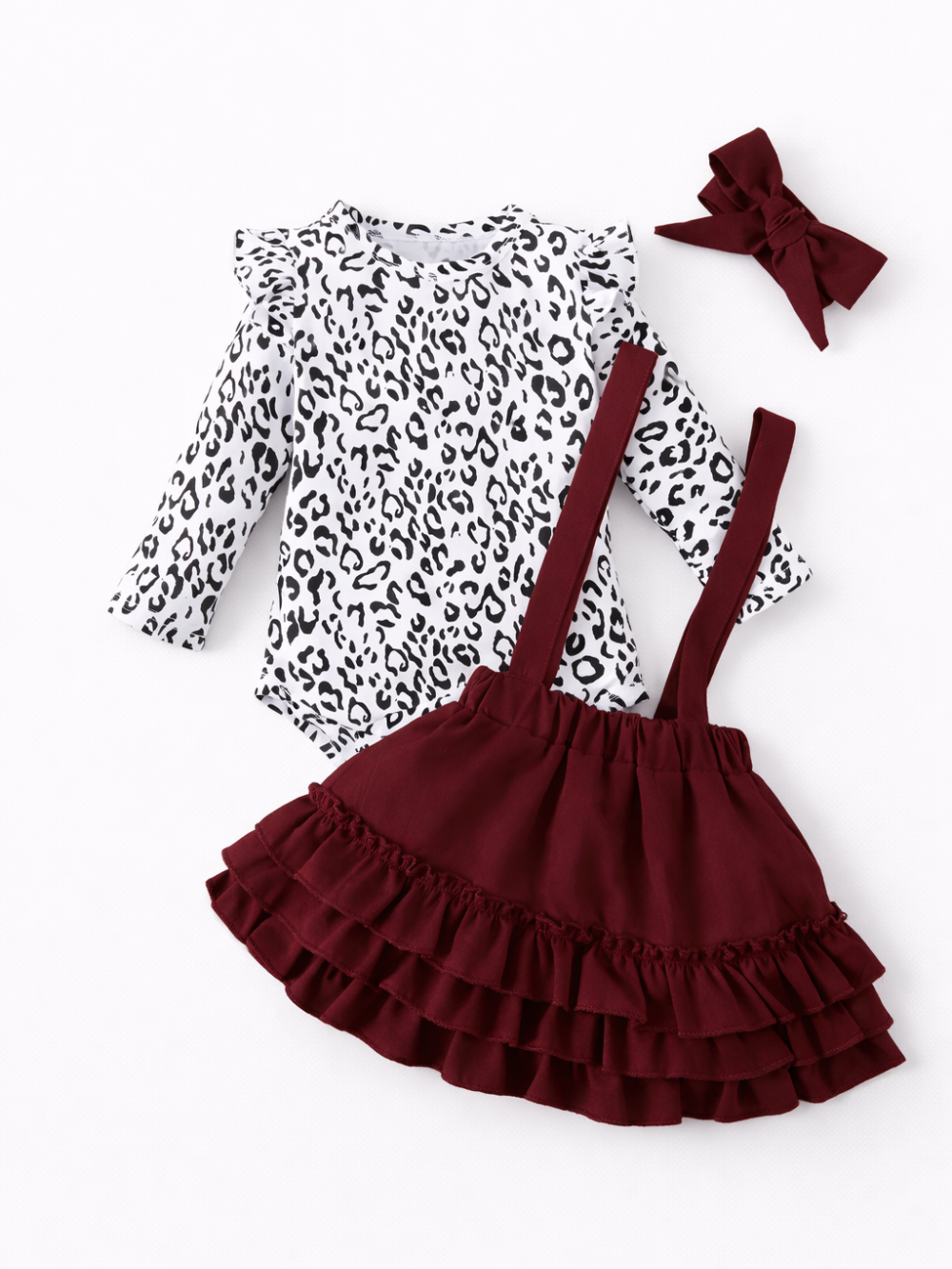 ベビーガール 3点セット（レオパード柄長袖ロンパース＋ワインレッド吊りスカート＋リボンヘアアクセ）｜肩フリル、白背景フラットレイ