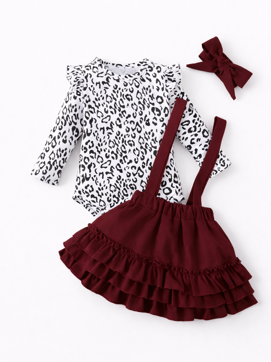 ベビーガール 3点セット（レオパード柄長袖ロンパース＋ワインレッド吊りスカート＋リボンヘアアクセ）｜肩フリル、白背景フラットレイ