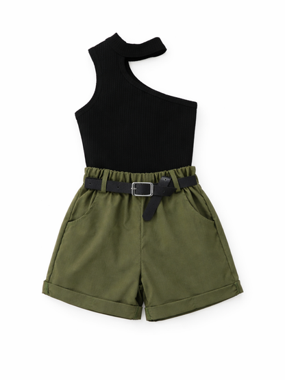 キッズ用ブラックのワンショルダーリブトップス＆カーキショートパンツセット（ベルト付き） 商品平置き画像（白背景）