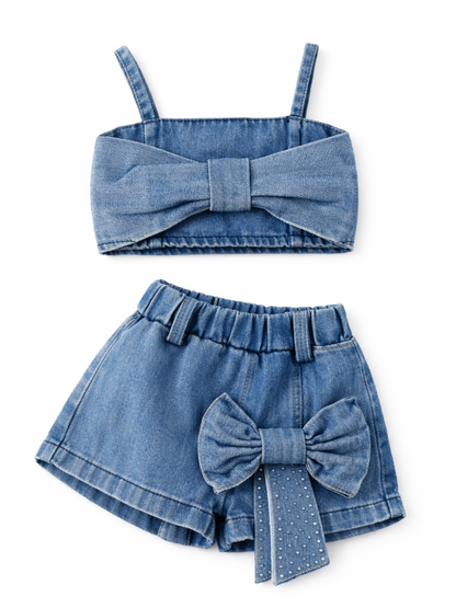 女の子用デニム2点セット（キャミソールトップス＋ショートパンツ）。フロントに大きなリボン付きのデニムトップスと、ウエストゴム仕様・リボン装飾付きのデニムショートパンツを、白背景で撮影した商品画像。