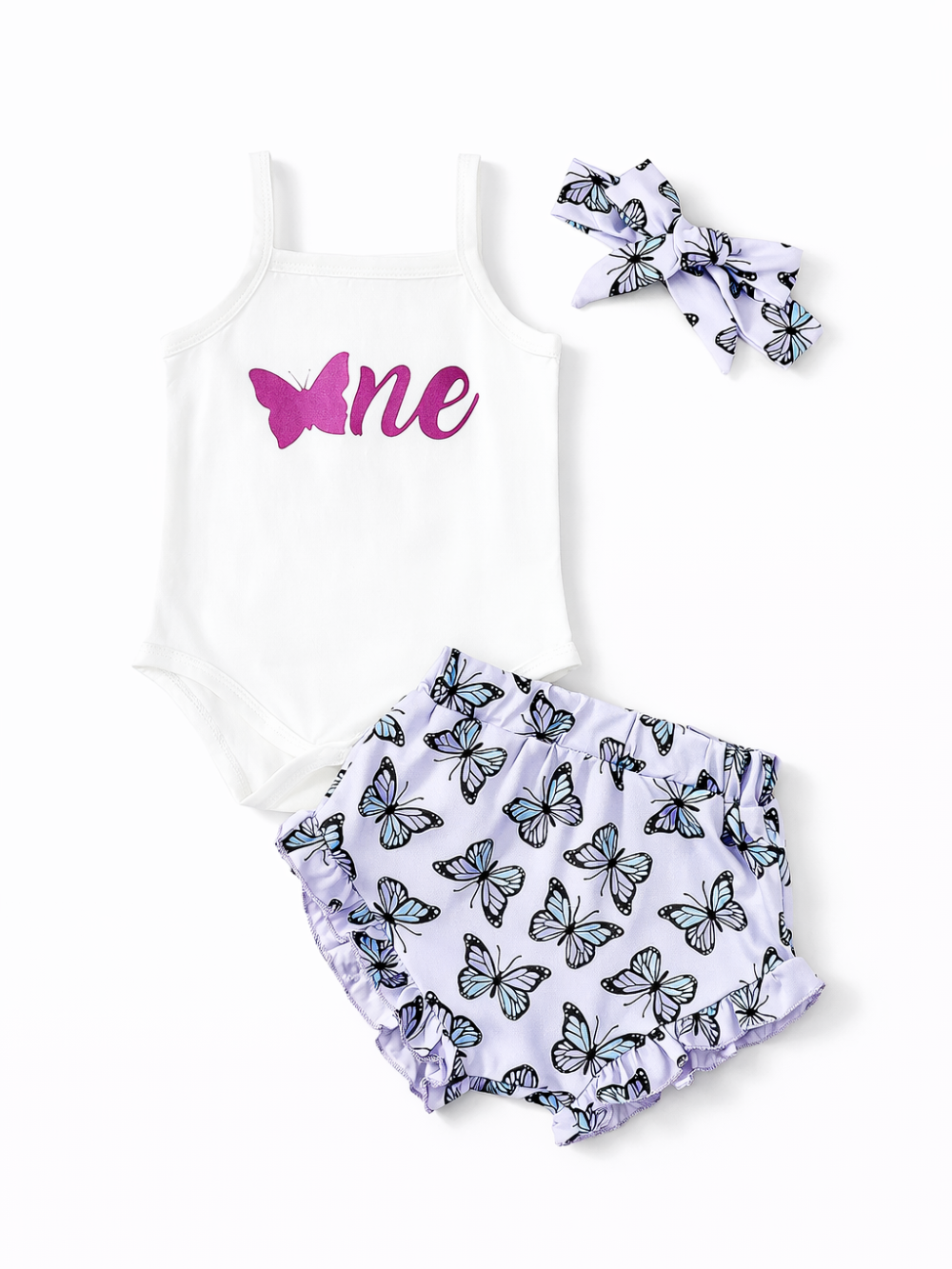 ベビーガール用の3点セット。ホワイトのキャミソールロンパース（ピンクの蝶モチーフ「one」プリント）、ラベンダーの蝶柄フリルブルマ、同柄リボンヘアバンド。