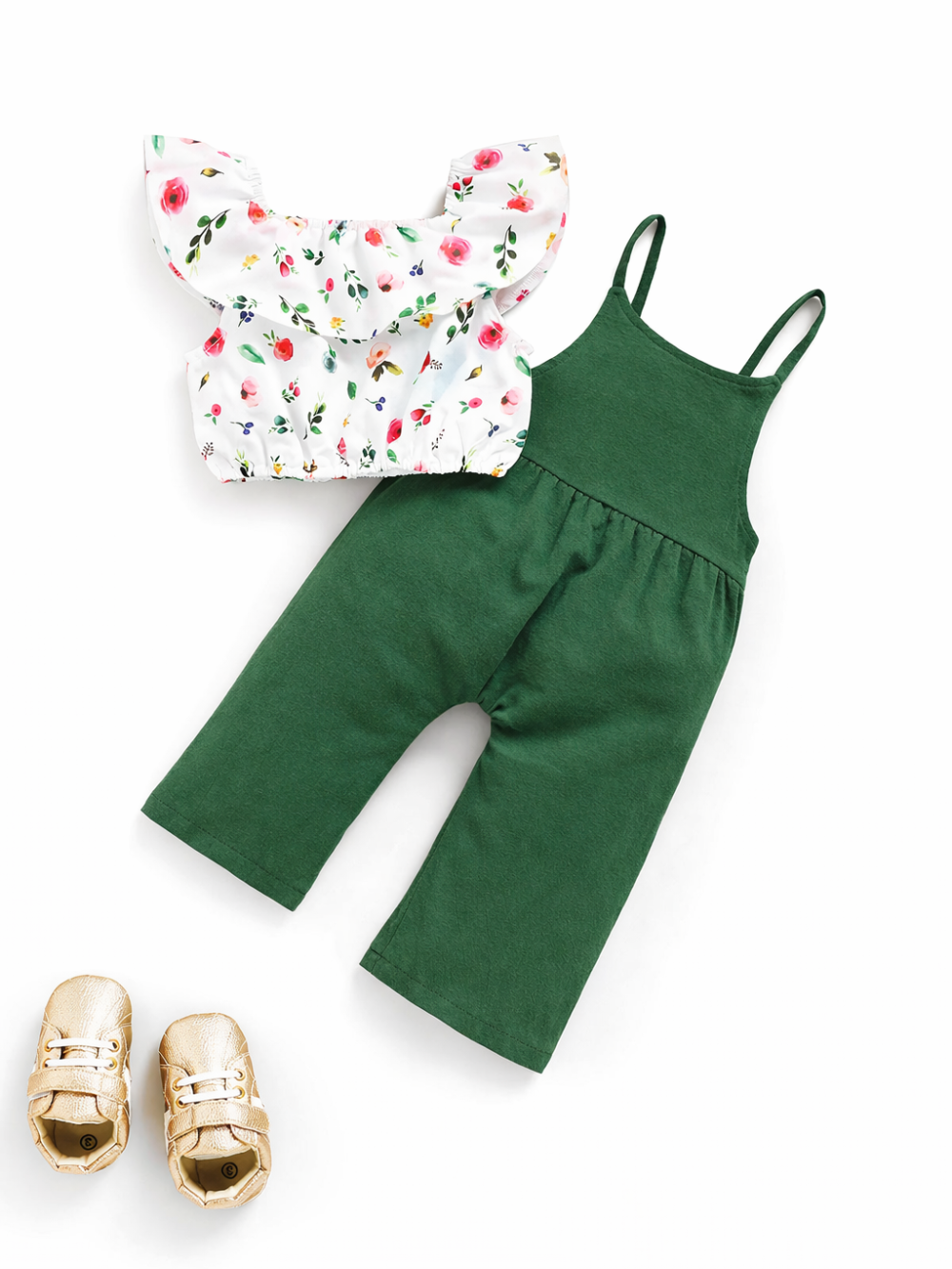 白地の花柄フリルトップスとグリーンのキャミソールオーバーオールを組み合わせた子ども用2点セットのフラットレイ商品画像（白背景）