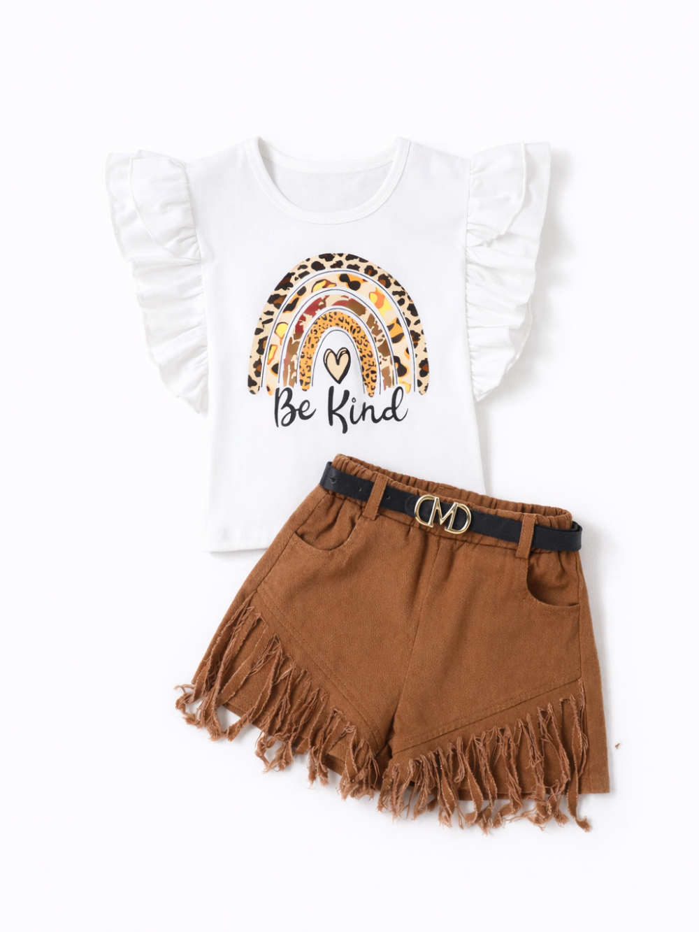 白背景に並べたキッズ用2点セット。レオパード柄レインボーと「Be Kind」プリントのフリル袖ホワイトトップス、フリンジ付きブラウンショートパンツ（ベルト付き）。