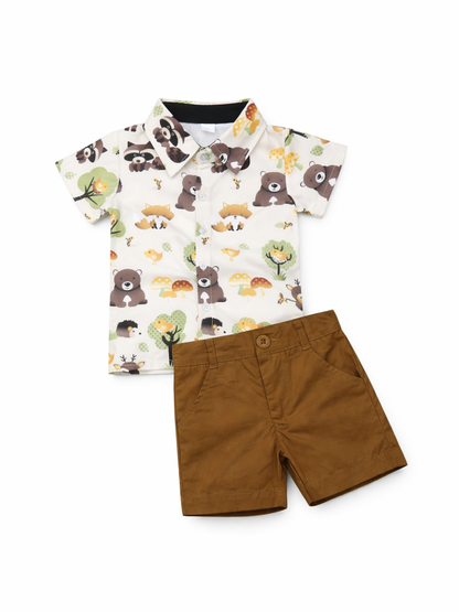 子ども用の上下セット商品画像。森の動物プリント入り半袖シャツとブラウンのショートパンツを白背景で撮影したカタログ写真。