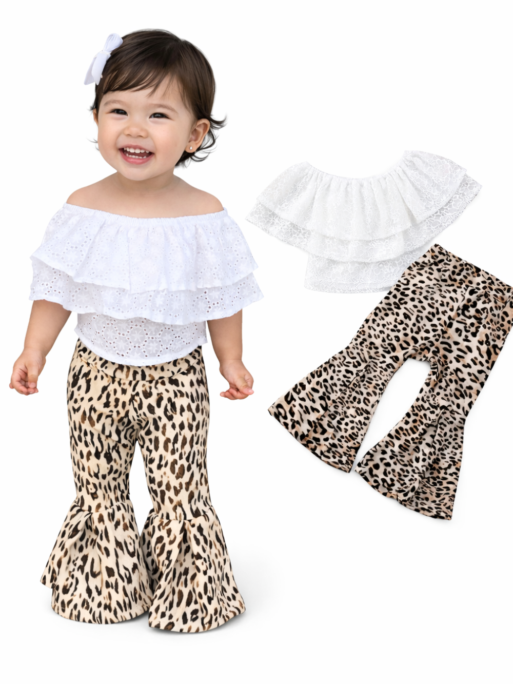 子ども向けコーディネート商品画像。白のオフショルダーフリルトップスとレオパード柄フレアパンツを着用した笑顔の女の子モデル（日本人風）と、同じ上下セットを白背景で並べて見せたカタログ写真。