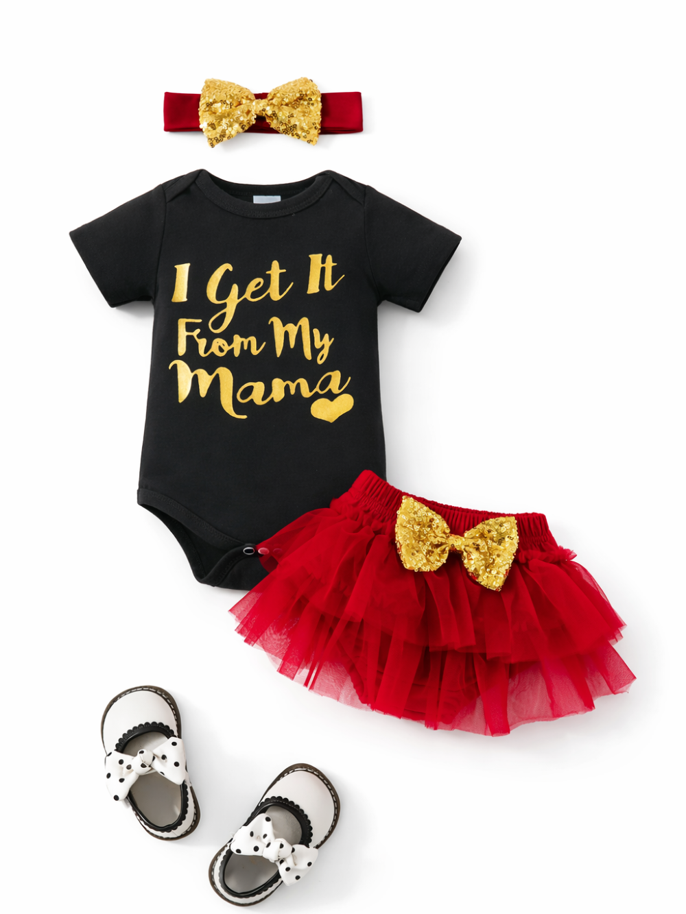 ベビー女の子用の3点コーディネート商品画像。黒の半袖ロンパース（ゴールドロゴ入り）、赤いチュールスカート（ゴールドリボン付き）、赤×ゴールドのヘアバンドを白背景で並べたカタログ写真。白いベビーシューズも一緒に写っています。