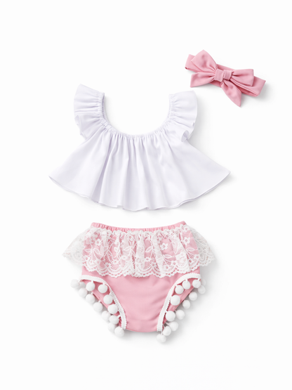 ベビー女の子用の水着3点セット商品画像。白のフリルトップ、ピンクのレース付きボトム、ピンクのリボンヘアバンドを白背景で並べたカタログ写真。