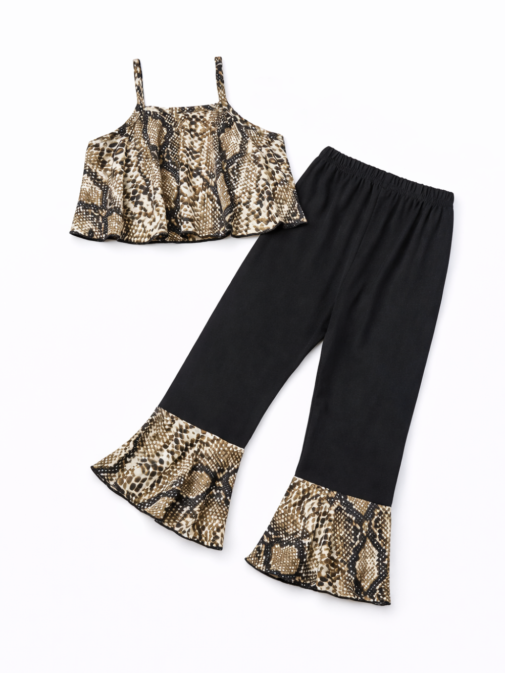 白背景に配置された子ども用ツーピースセット。パイソン柄のフリル付きキャミソールトップスと、裾に同柄フレア切替のブラックパンツの組み合わせ。
