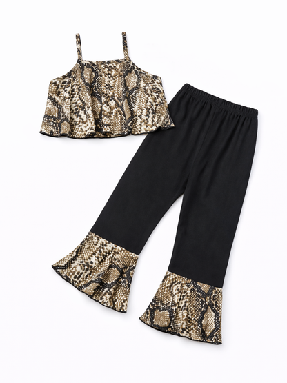 白背景に配置された子ども用ツーピースセット。パイソン柄のフリル付きキャミソールトップスと、裾に同柄フレア切替のブラックパンツの組み合わせ。
