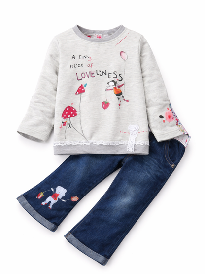 ライトグレーの長袖トップスと刺繍入りデニムパンツの子ども用2点セット。トップスには「A TINY PIECE OF LOVELINESS」のロゴときのこ・ハート・女の子のイラスト、パンツ裾に花柄アクセント付き。白背景の商品画像。