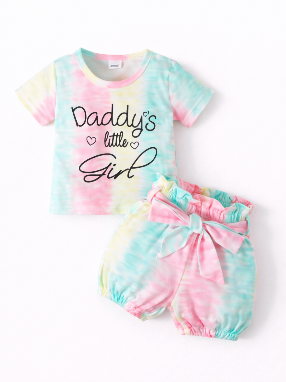 パステルタイダイ柄のベビー女の子用2点セット。ロゴ入り半袖Tシャツと大きなリボン付きショートブルマの組み合わせ（白背景）