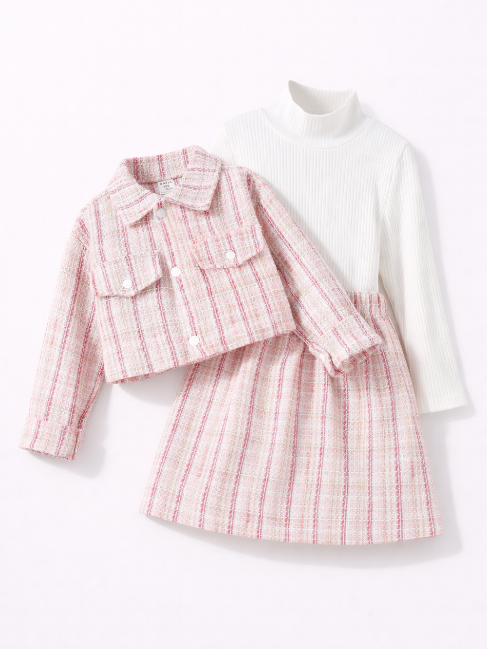 白背景に並べたガールズ用の3点セット。ピンク系ツイードのショートジャケットと同柄スカート、白のリブハイネック長袖トップスの上品なコーディネート。
