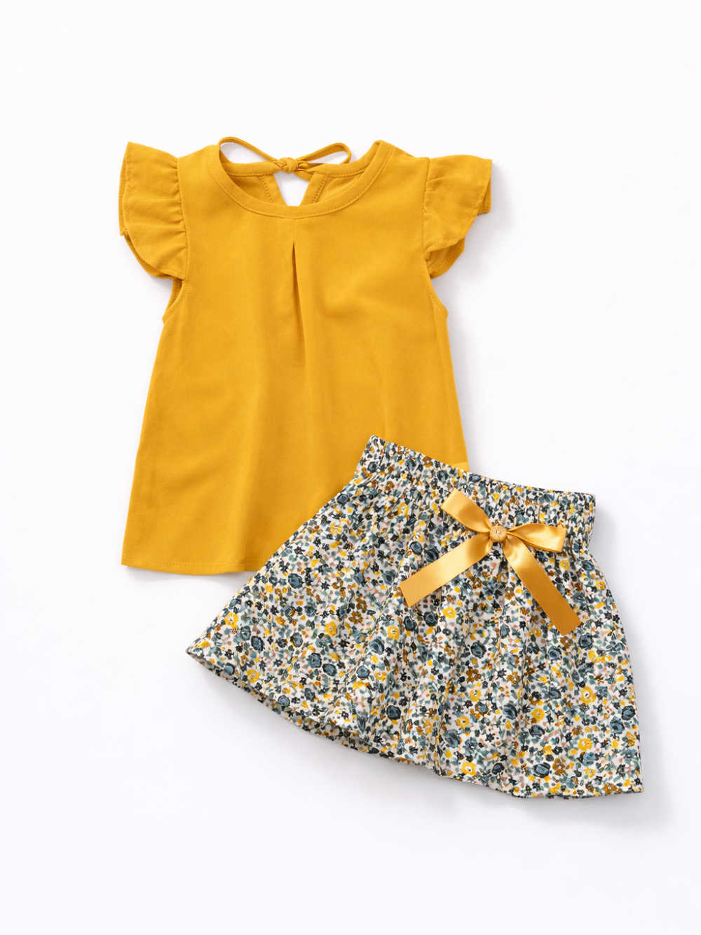 マスタードイエローのフリル袖トップス＋花柄スカートのキッズ上下2点セット商品画像（リボン付き、白背景）