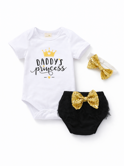ベビー女の子用3点セット（半袖ロンパース・ブルマ・ヘアバンド）。白ロンパースに「DADDY'S princess」の英字と王冠プリント、黒チュールブルマとゴールドスパンコールリボン付きの華やかな商品画像。