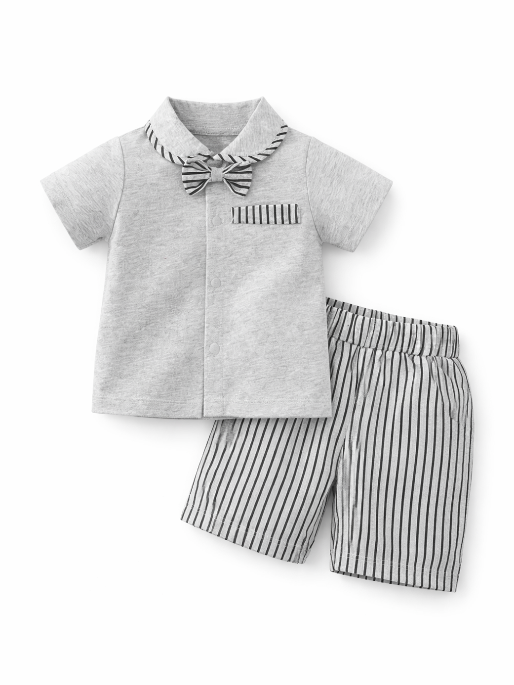 グレーの蝶ネクタイ付き半袖シャツとストライプ柄ショートパンツの男の子用ツーピースセット、白背景の商品画像