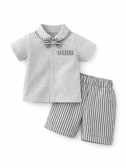 グレーの蝶ネクタイ付き半袖シャツとストライプ柄ショートパンツの男の子用ツーピースセット、白背景の商品画像